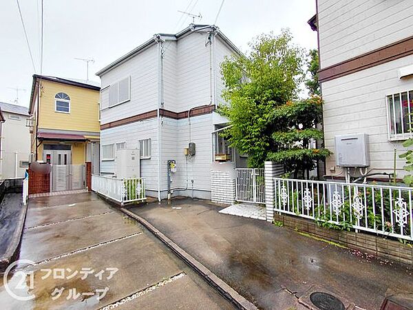 青空に美しく映える白壁の邸宅！丁寧な管理状態が伺える外観は、まさに理想のマイホームにふさわしい佇まい。一目見るだけで質の良さが伝わる、誇らしく思える我が家！