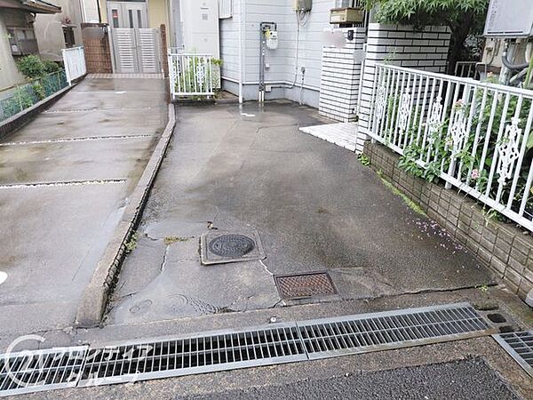 お車をスムーズに停められるゆとりあるカースペースを完備しています。コンクリート敷きで足元も汚れにくく、お買い物帰りの荷物の運び出しもスムーズに行える実用的な設計です