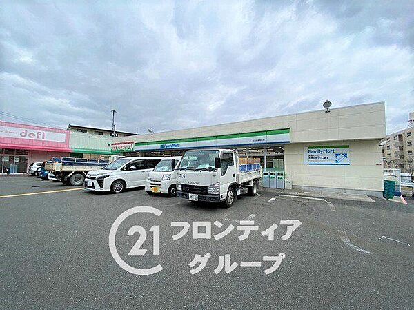 ファミリーマート枚方招提南町店 徒歩4分。 320m