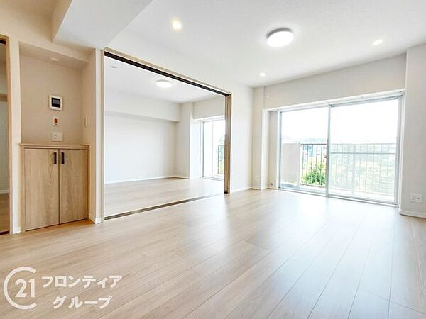 木目の温もりを感じるフローリングと白壁のコントラストがとても美しいですね！お気に入りの家具を配置して、家族や友人と笑顔で過ごす理想の暮らしがここから始まると思うと、ワクワクしますね！