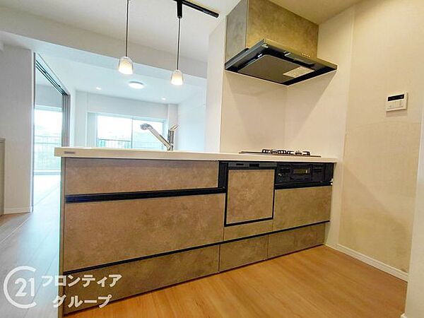 暮らしの質を高める機能美とデザイン性を兼ね備えたプレミアムな調理スペース！リビングを見渡せる開放的な設計が、都会的で洗練されたライフスタイルを象徴する理想的なおもてなしの舞台！