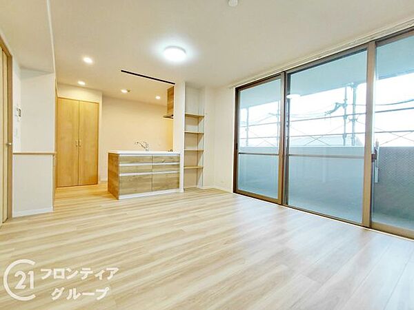 開放感あふれる大きな窓から陽光が降り注ぐリビングです。明るいフローリングが室内をさらに広々と、温かく見せてくれます