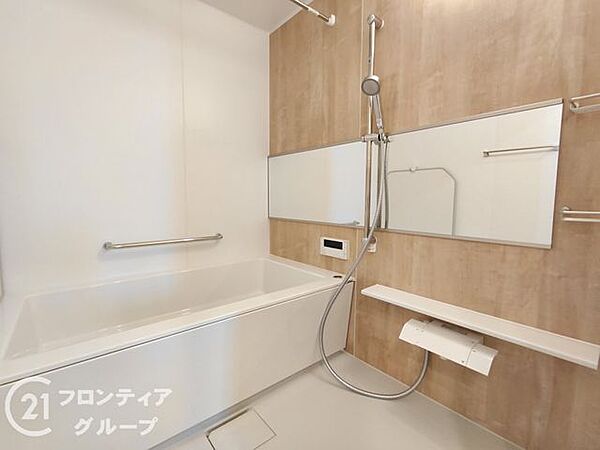 ゆったりと足を伸ばせる広々とした浴槽で、至福のひとときを過ごせそうですね！手入れのしやすいパネル仕様も魅力的です