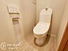 トイレ：快適な温水洗浄便座を装備した清潔感のあるトイレです。便器も新規交換済みで、日々の安心・清潔を保ちやすいシンプルな内装に仕上げています。