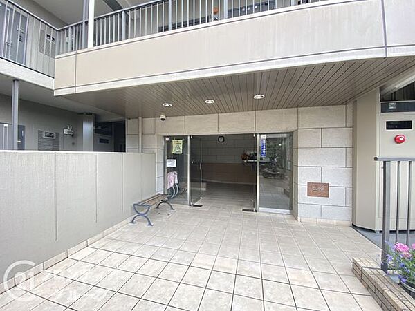 ゆとりあるアプローチが住まう人を優雅に迎え入れるエントランスです。段差の少ないフラットな設計となっており、ベビーカーや重い荷物をお持ちの際もスムーズに移動できます