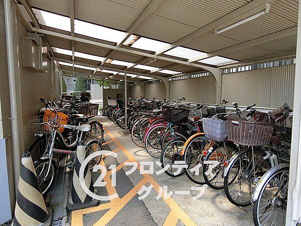 敷地内に整備された駐輪・駐車スペースは整理整頓がしやすく使い勝手の良い設計です。愛車を身近に停めておける安心感があり、アクティブな毎日をしっかりとサポートしてくれます