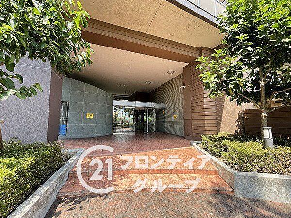 マンションのエントランスは、住まう方々を迎える洗練された空間です。日常の出入りを快適にするための工夫がされています。
