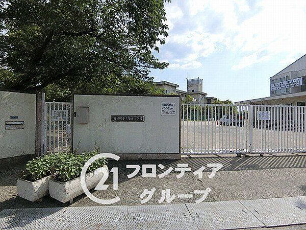 寝屋川市立第九中学校 徒歩12分。 930m