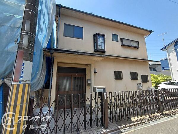 お料理に集中しやすいシステムキッチンを採用した一戸建て。お気に入りの小物を飾れる出窓付きの居室があり、室内は大変丁寧に使用されています。平野小学校まで徒歩約4分。