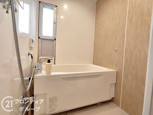 広々としたバスルームで、心地よいリラックスタイムを楽しめます。快適な空間で、日々の疲れを癒す贅沢な時間を提供します。