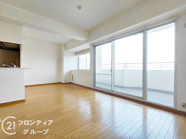 大きな窓から降り注ぐ陽光が心地よく広がり、家族が集う場所を温かく包み込みます。駅直結の利便性と開放的な眺望を両立した、まさに理想とする都市生活の舞台です