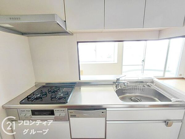 洗練された白を基調としたデザインが空間を明るく演出してくれます。大容量の収納と機能的な食洗機を備えており、毎日の家事時間がより快適で豊かなものへと変わるはずです