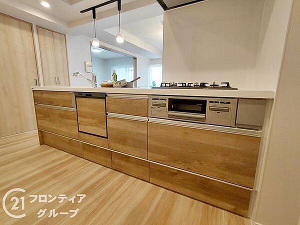 美しい木目調のデザインが高級感を演出するキッチンです。広いワークトップやビルトイン食洗機が備わっており、毎日の家事時間をよりスマートで優雅なひとときへと変えてくれます