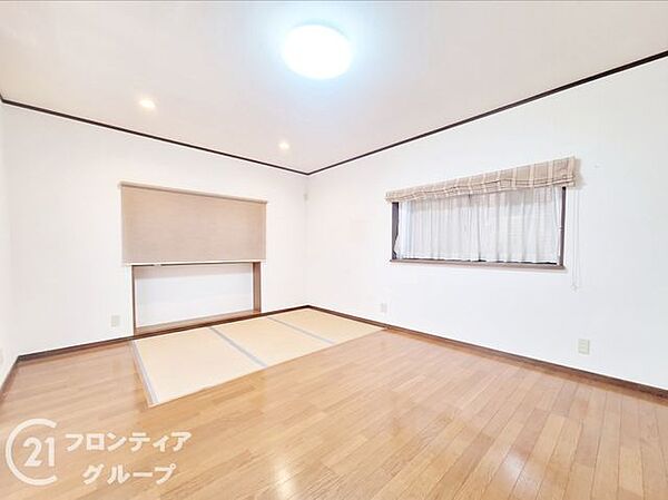 木の温もりを感じるフローリングに畳コーナーを設けた、家族が自然と集まるリビングです。大きな窓からは穏やかな光が注ぎ込み、季節の移ろいを感じながらゆったりとした団らんのひとときを過ごせます