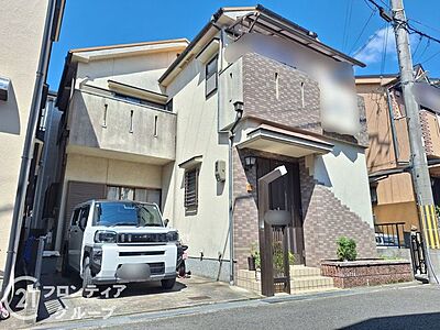 外観:お洗濯物の干し分けに便利なダブルバルコニー仕様の一戸建て。浴室乾燥機・追焚機能で充実のバスタイムを実現し、洗髪洗面化粧台のある独立洗面所も備えています。 外観:お洗濯物の干し分けに便利なダブルバルコニー仕様の一戸建て。浴室乾燥機・追焚機能で充実のバスタイムを実現し、洗髪洗面化粧台のある独立洗面所も備えています。