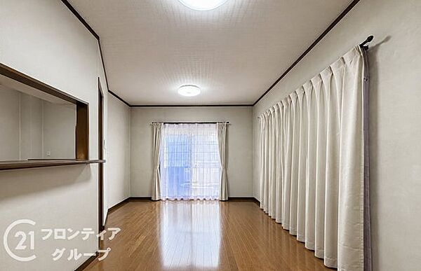 ナチュラルな木の温もりが感じられる広々としたリビングです。大きな窓からたっぷりと陽光が差し込み、日中は照明なしでも明るく過ごせます。家族の団らんを優しく包み込んでくれるような開放的な空間ですね