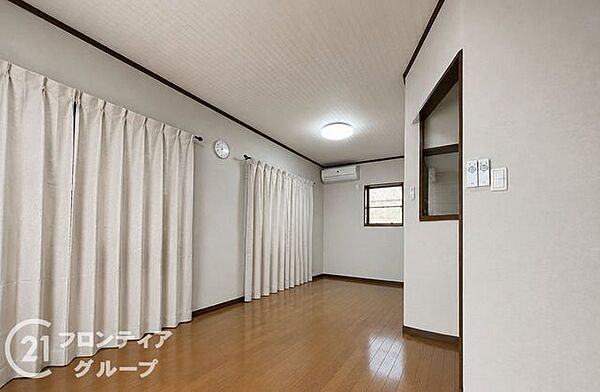 白を基調とした壁紙がお部屋をより広く見せてくれますね！カーテンを開ければお庭の緑も楽しめそうで、季節の移ろいを感じながら暮らせます。家具の配置もしやすく、自分好みのインテリアを考えるのが楽しみです