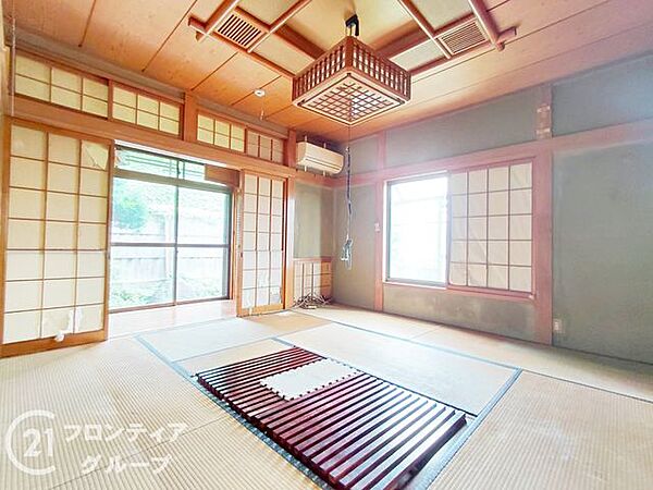 伝統的な和の美しさが息づく、天井の意匠が素晴らしいリビング空間です。畳の香りに包まれながら、ご家族でゆったりと団らんの時間を過ごせます。陽当たりも良好で、日中は明るく穏やかな時間が流れるお部屋ですね