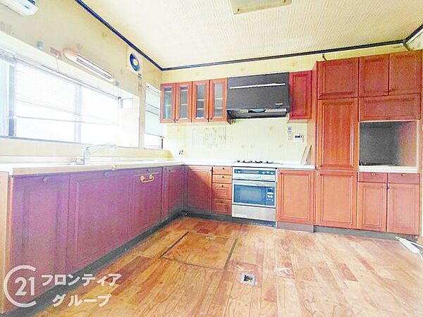 窓から明るい光が差し込む、広々とした作業スペースが自慢のキッチンです。上下にたっぷりと収納を備えており、調理器具や食器もすっきり片付きます。