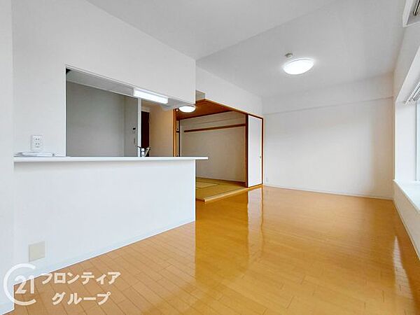広々としたリビングで、明るい日が差し込みます！家族団らんの時間をゆったりと過ごせます！