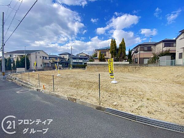 小学校、コンビニが徒歩圏内の現地は、お子様の通学や日常の買い物が便利で、生活の利便性が高い魅力的な住環境です！