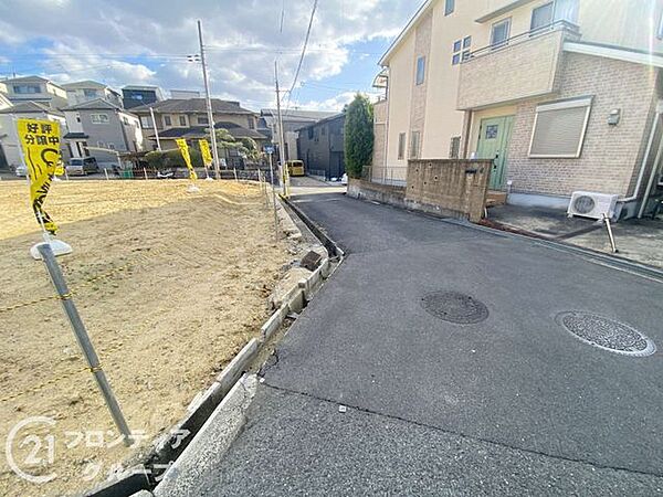 現地、前道の様子です。駅までの道のりや小・中学校、商業施設といった日常の生活に関わる周辺施設も併せてご紹介いたします