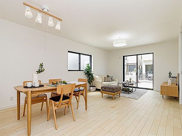 【同仕様写真】広々リビングで家族団らんのひとときを