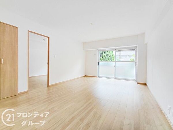 奥行きのある広々としたロビーはまるでホテルのような静寂と品格が漂っていますね！掲示板の整理整頓からも管理体制の良さが伝わり、ここを通るたびに充実した暮らしを送っている実感が湧いてきそうですね！