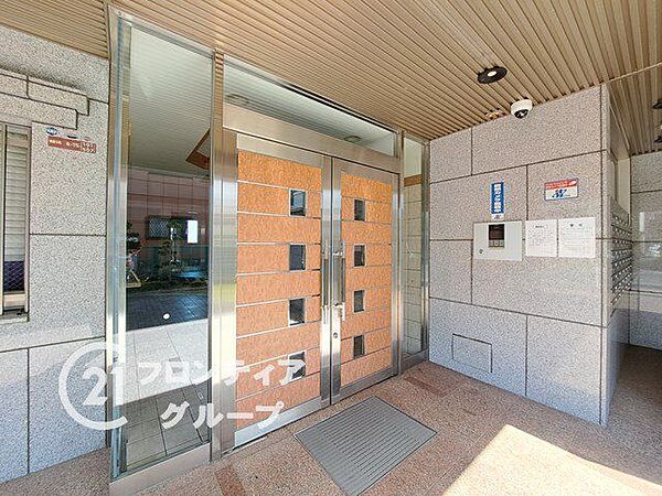 オートロック完備の重厚なドアがプライバシーを守る確かな安心感を演出します。光が差し込む明るい空間は、大切なお客様を丁寧にお迎えするための品位と機能性を兼ね備えた洗練された設計です