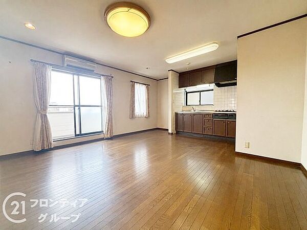 広々とした空間で家族みんながゆったりと寛げるのが魅力ですね！窓から見える景色や光の入り方も心地よく、日常の何気ない時間が豊かに感じられそうです。インテリアを工夫して自分好みの空間を作るのも楽しみですね