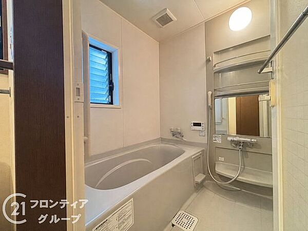 窓から入る自然光が開放的な空間を演出してくれるお風呂ですね！冬場でも明るく温かな雰囲気の中で、リラックスしたバスタイムを過ごせそうです。手入れの行き届いた綺麗な浴室で、心も体もリフレッシュしましょうね