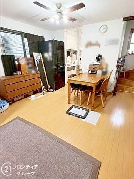 木目が美しいフローリングが広がる開放的なリビング！シーリングファンがお部屋のアクセントになり 洗練された雰囲気を演出します 家族みんなが自然と集まりたくなる 居心地の良さを追求した大空間！