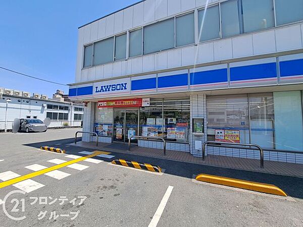 ローソン枚方南中振二丁目店 徒歩8分。 590m