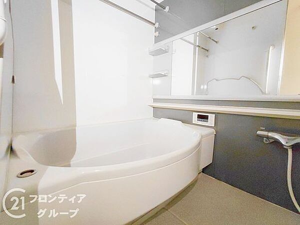 【リフォーム前】ゆったりとした楕円形の浴槽で、一日の疲れを癒す極上のバスタイム。高級感漂うシックな色調の空間は、心からリラックスできるプライベートな場所となります