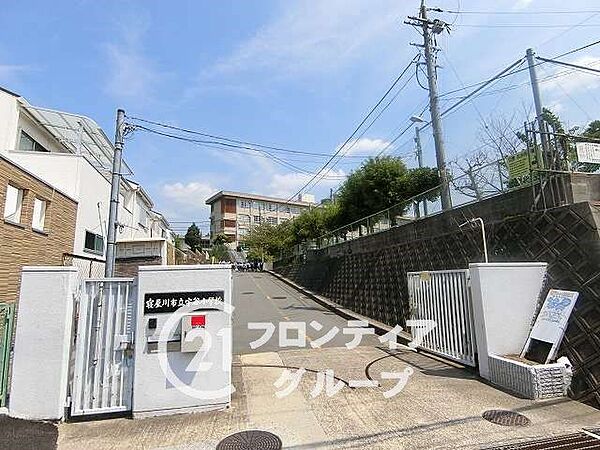 寝屋川市立宇谷小学校 徒歩11分。 830m