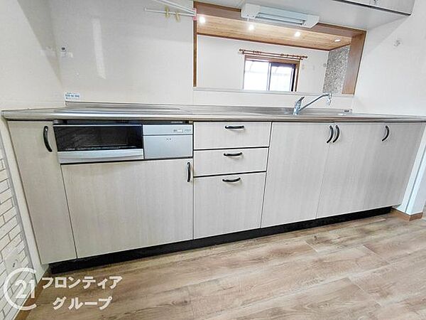 3口コンロ付きのキッチンは、調理の効率が良く、同時に多くの料理を作れる便利で機能的な空間です