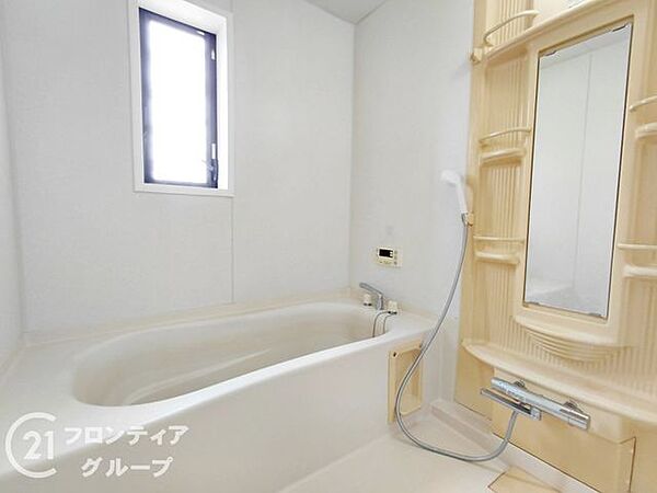 心地よいバスタイムを楽しめる、広々としたバスルームです。快適な空間で、日々の疲れを癒す贅沢な時間を提供します。