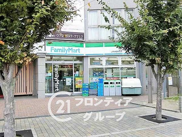 ファミリーマートJR津田駅前店 徒歩10分。 730m