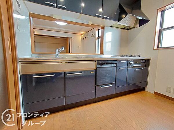 深みのある色合いが美しいシステムキッチンは毎日の料理を楽しく彩ります。足元までしっかり収納できる設計となっており、散らかりがちな調理器具もスッキリ片付けておくことが可能で家事の効率も上がります