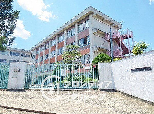 寝屋川市立国松緑丘小学校 徒歩5分。 400m