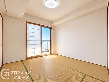 LDKに隣接した心和む和室スペースです。お子様のお昼寝や遊ぶ場所としてはもちろん、来客用の客間としても重宝します。押し入れ付きで布団や季節物の収納にも困りません。