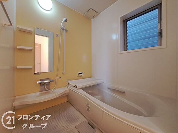 窓からの光が差し込む明るく開放的なバスルーム！カビの発生を抑える換気機能も充実し、毎日のお手入れも驚くほどスムーズ。心身ともにリフレッシュできる、家族みんなに愛される癒やしのバスタイムを実現！