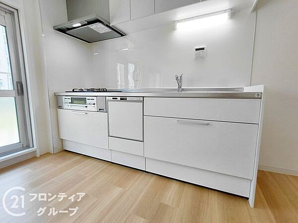 白を基調とした清潔感のある空間は、毎日のお料理タイムをより楽しく演出してくれますね！豊富な収納と使い勝手の良い動線が、家事の時間を心地よいひとときへと変えてくれます