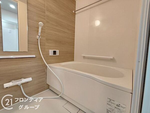 木目調のパネルが落ち着きを演出するバスルームで、一日の疲れを優雅に癒やすことができます。広々とした浴槽で、都心の喧騒を忘れる至福のひとときをお過ごしください