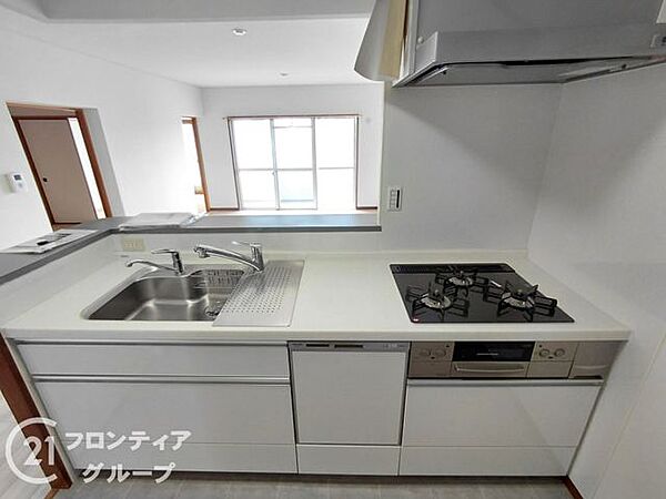 清潔感あふれる白を基調としたキッチンは、毎日の料理を格上げする上質な空間です。機能的な設備が整い、広々としたワークトップで手際よく調理を楽しめる設計は、都会的な暮らしにふさわしい心地よさを提供します