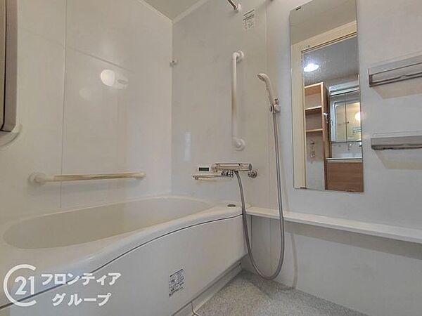 一日の疲れを優しく解き放つバスルームは、上質な素材感に包まれたプライベートな癒やしの場所です。広々とした浴槽でゆったりとお湯に浸かれば、マンションならではのプレミアムな解放感を心ゆくまで堪能できます