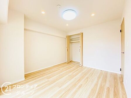 明るい光が差し込む健やかな空間は大切なお子様の成長を優しく見守ります。シンプルな内装でお好みの家具も合わせやすく、自分だけのお気に入りのお部屋作りを末長く楽しめます
