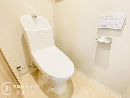 清潔感と機能性を重視した、心安らぐトイレ空間です。お手入れのしやすさと洗練されたデザインが融合し、プライベートな時間さえも上質に演出する、細部にまでこだわった住まいの一部です