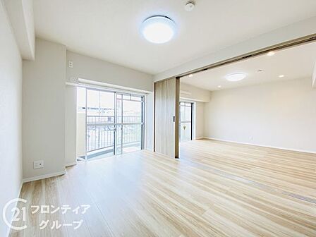 柔らかな自然光が広がる空間は寝室としても書斎としても心地よく過ごせそうですね!木の質感が心地よいフローリングが、毎日の暮らしを優しく包み込み穏やかな時間をもたらしてくれますね!