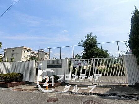 寝屋川市立友呂岐中学校 徒歩11分。 850m